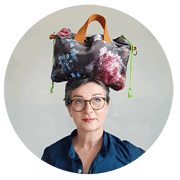 Kreative Tragetasche mit Blumenmuster, die von einer Frau getragen wird, ideal für handgemachte Produkte und nachhaltigen Einkauf, bei Handmade Kultur.