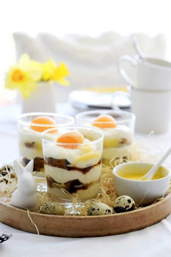 Schnelles Eierlikör-Tiramisu im Glas im Spiegelei-Look. Frohe Ostern!
