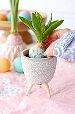 Wenn Dir das Leben angeknackste Ostereier gibt, mach einfach ’ne coole Frühlingsdeko draus: Mosaik-Hyazinthen