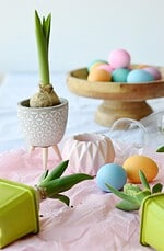 Wenn Dir das Leben angeknackste Ostereier gibt, mach einfach ’ne coole Frühlingsdeko draus: Mosaik-Hyazinthen