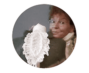 Detailaufnahme von handgefertigter Spitze und Textilkunst, die kreative Handarbeit und traditionelles Handwerk bei HANDMADE Kultur zeigt.