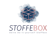 Stoffbox Logo mit offener Stoffbox und Text, symbolisiert DIY-Näh- und Bastelprojekte, passend für Handmade Kultur, kreative Handarbeit, Stoff- und Bastelbedarf.