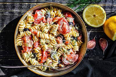 Griechischer Nudelsalat – perfekt für die Grillparty