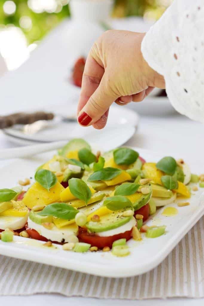 Caprese mit Avocado und Mango – unser allerliebster Sommersalat!