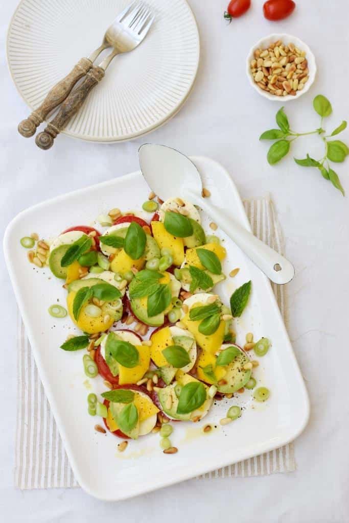 Caprese mit Avocado und Mango – unser allerliebster Sommersalat!