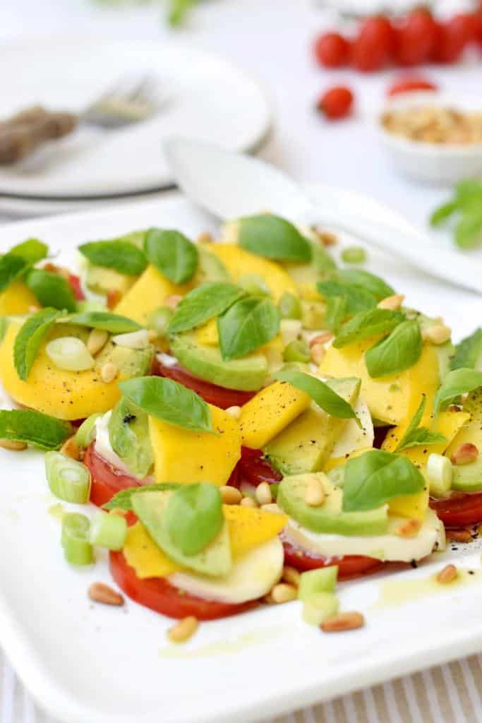 Caprese mit Avocado und Mango – unser allerliebster Sommersalat!