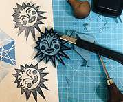 Stempel schnitzen und Muster auf Stoff drucken