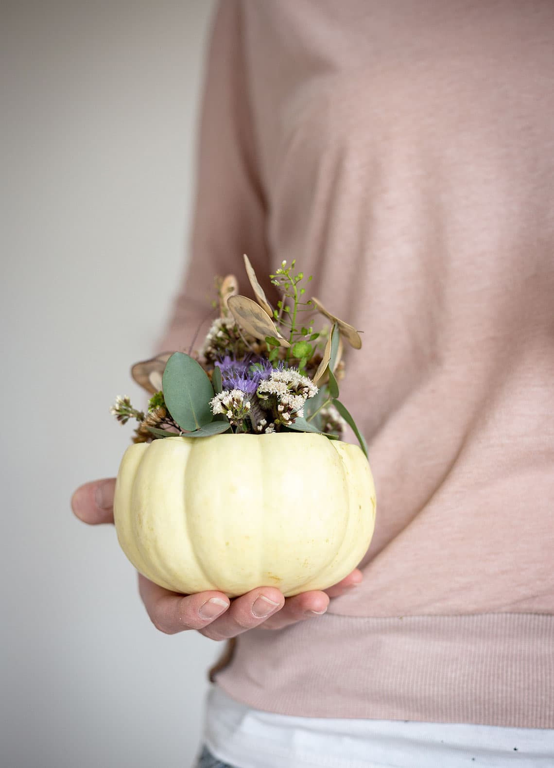 Kürbisse im Blickfang – eine schnelle Herbstdeko für draußen oder drinnen