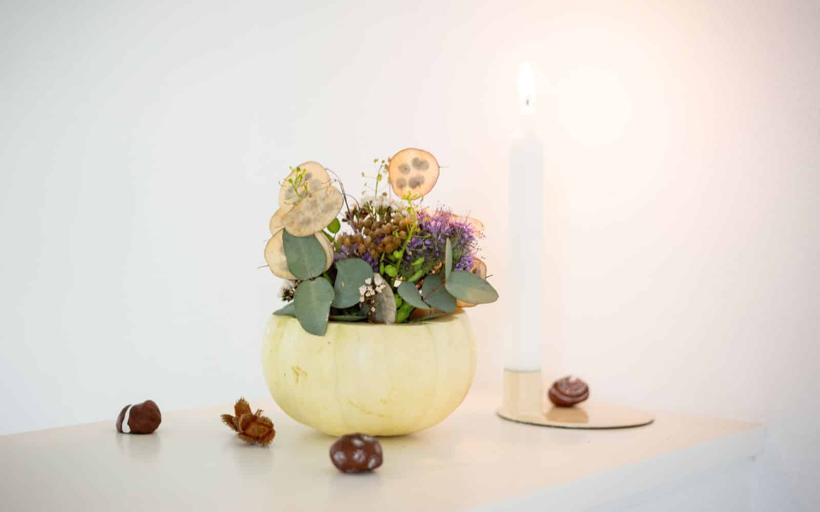 Kürbisse im Blickfang – eine schnelle Herbstdeko für draußen oder drinnen