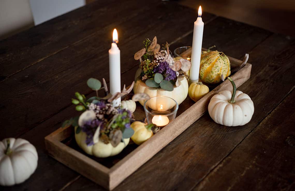 Kürbisse im Blickfang – eine schnelle Herbstdeko für draußen oder drinnen