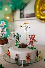 Ninjago Geburtstag: Torte, Deko und Einladungskarte für das Ninja-Fest