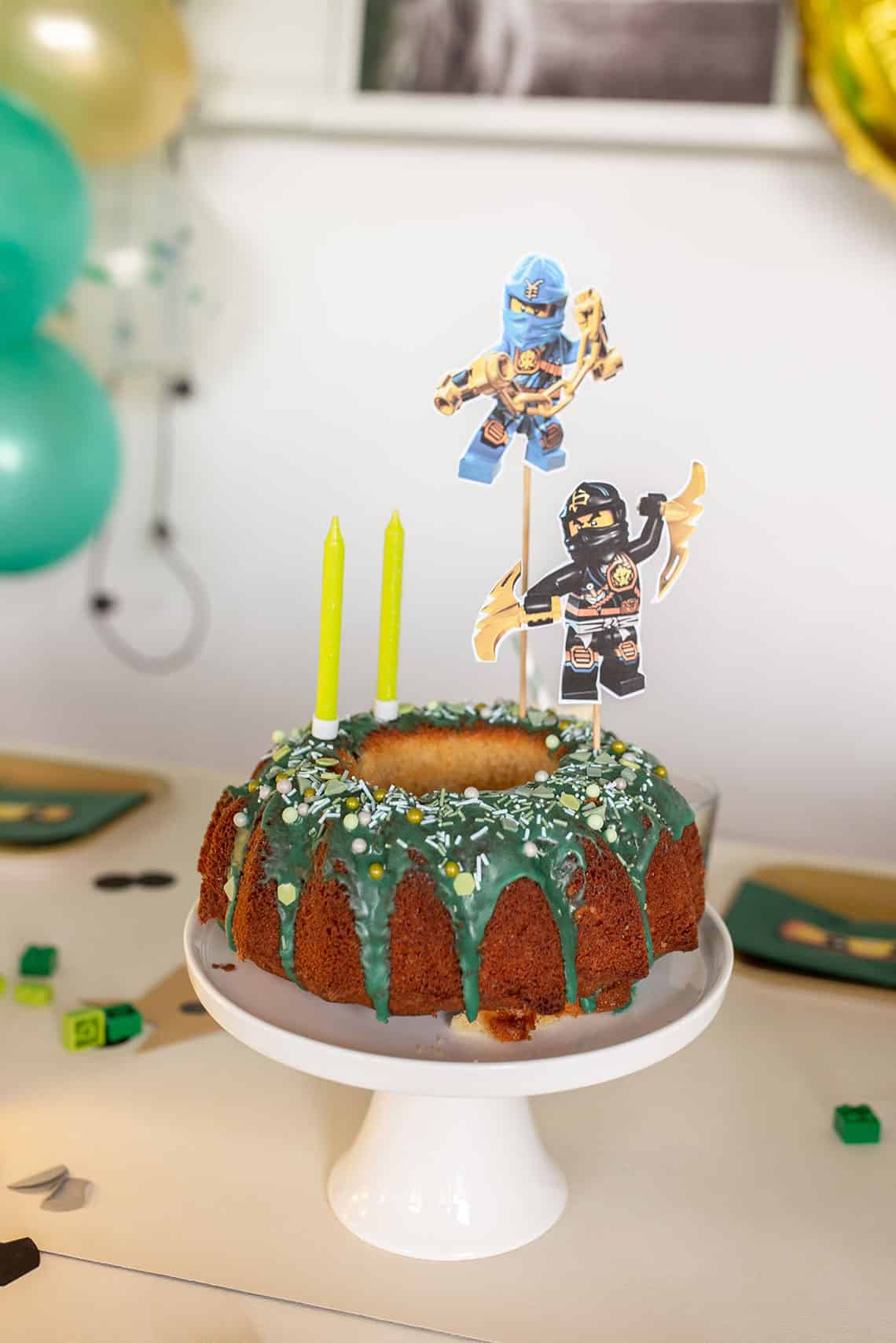 Ninjago Geburtstag: Torte, Deko und Einladungskarte für das Ninja-Fest