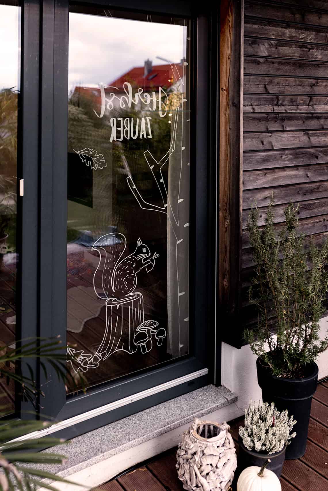 Herbst-Zauber am Fenster mit Printable – Kreidemarker-Vorlage für den Herbst