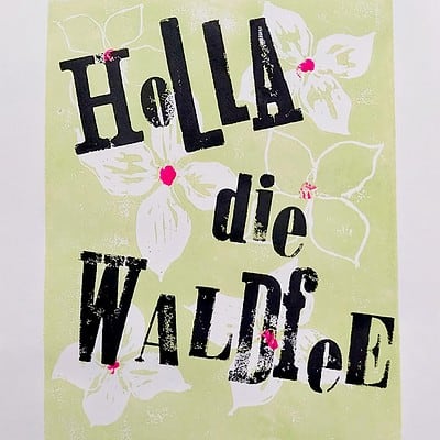 Schmetterlinge, schweden, grüner hintergrund, handgemachte kunst, text "Hola die Wände", kreative wanddekoration, DIY wandkunst, sommerliche wandgestaltung, handgemalter spruch.