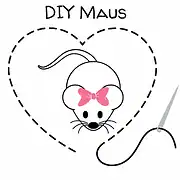 Handgezeichnete Maus mit rosa Schleife, Herz aus gestricheltem Linienumriss, Nadel und Faden, kreative Bastelidee für DIY-Projekte bei HANDMADE Kultur.