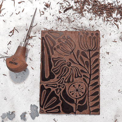 Handgemachte Holzschnitt mit floralem Design, Naturmaterialien, Werkzeug, kreative Druckkunst, handgefertigte Kunst, nachhaltige Drucktechniken, nachhaltige Handwerkskunst, Bild im Kunsthandwerk.