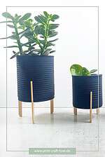 Upcycling Blumentopf auf Holzfüßen