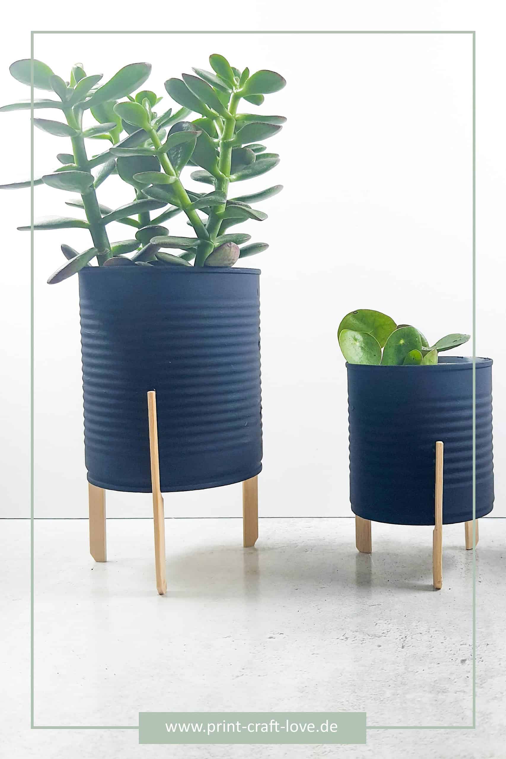 Upcycling Blumentopf auf Holzfüßen
