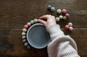 DIY Frühlingsdeko: Filz-Kranz und kleine Frühlingsvögel