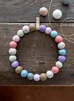 DIY Frühlingsdeko: Filz-Kranz und kleine Frühlingsvögel
