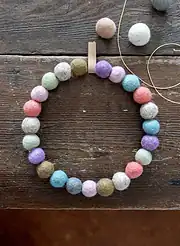 DIY Frühlingsdeko: Filz-Kranz und kleine Frühlingsvögel