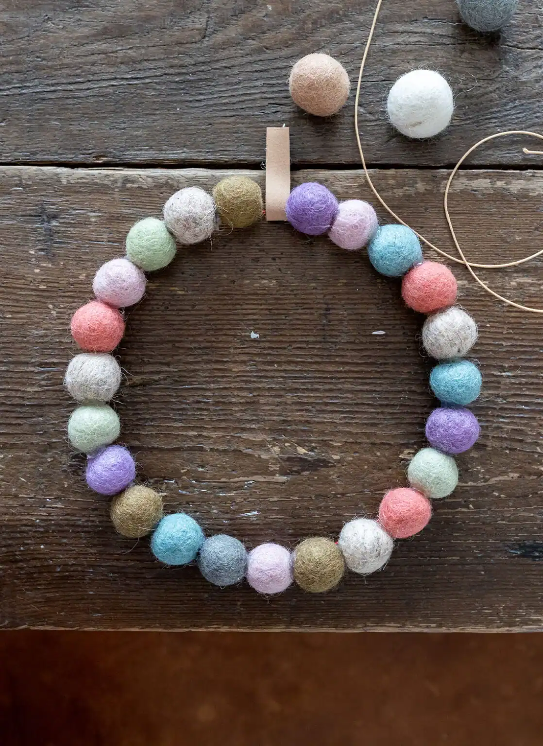 DIY Frühlingsdeko: Filz-Kranz und kleine Frühlingsvögel