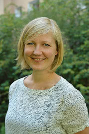 Lächelnde Frau mit blonden Haaren vor grüner Natur, passend für Handmade Kultur, kreative Handwerkskunst, nachhaltige Produkte, Kunsthandwerk, DIY, regionales Handwerk.