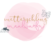 Das HANDMADE Kultur Logo zeigt handgefertigte Schriftzüge und kreative Gestaltungselemente, die die Vielfalt und Einzigartigkeit von handgemachten Produkten und Kunsthandwerk repräsentieren.