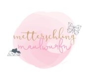 Kreatives Handwerkslogo mit Schriftzug 'metterschling maulwurf' in Pastellfarben, umgeben von geometrischen Tier- und Naturmotiven, ideal für handgemachte Produkte.