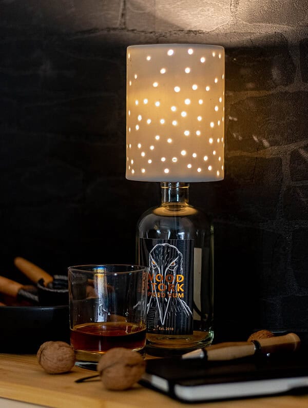 Lampe aus leerer Rumflasche bauen