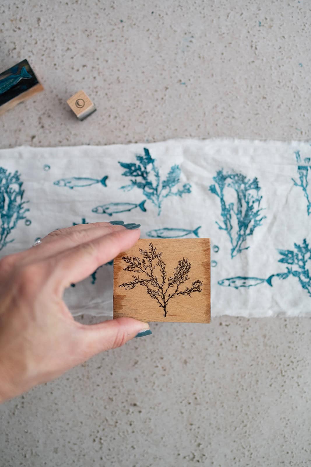 Maritimer Stoffdruck mit Stempel