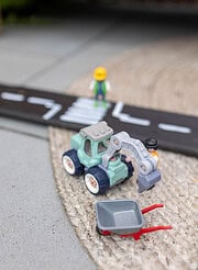 Fantasievolles Spielen im Garten – DIY-Spielstraßen aus Holz für kleine Abenteurer