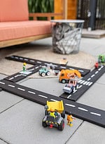 Fantasievolles Spielen im Garten – DIY-Spielstraßen aus Holz für kleine Abenteurer