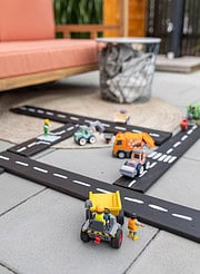 Fantasievolles Spielen im Garten – DIY-Spielstraßen aus Holz für kleine Abenteurer