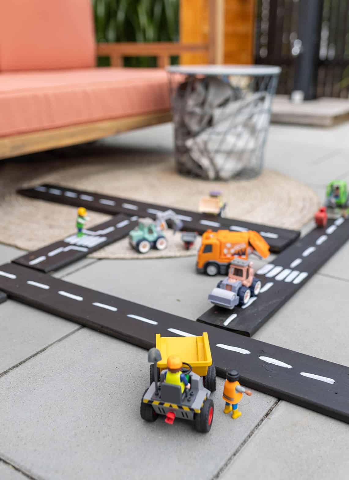 Fantasievolles Spielen im Garten – DIY-Spielstraßen aus Holz für kleine Abenteurer