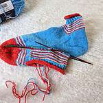 Gute-Lauune-Socken – dreifarbiges Ringelsockenmuster stricken