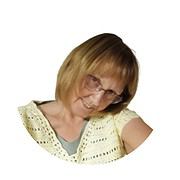 Frau mit Brille und kurzen blonden Haaren, lächelnd, trägt eine handgemachte, gelbe Strickjacke, kreative und handgemachte Kultur, Kunsthandwerk, DIY, kreative Handarbeit.