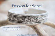 Handgefertigter Schmuck aus Silber mit traditionellem Design, inspiriert von der Kultur Sapmis, präsentiert von Passion for Sapmi, zeigt die kunstvolle Handarbeit und kulturelle Bedeutung.