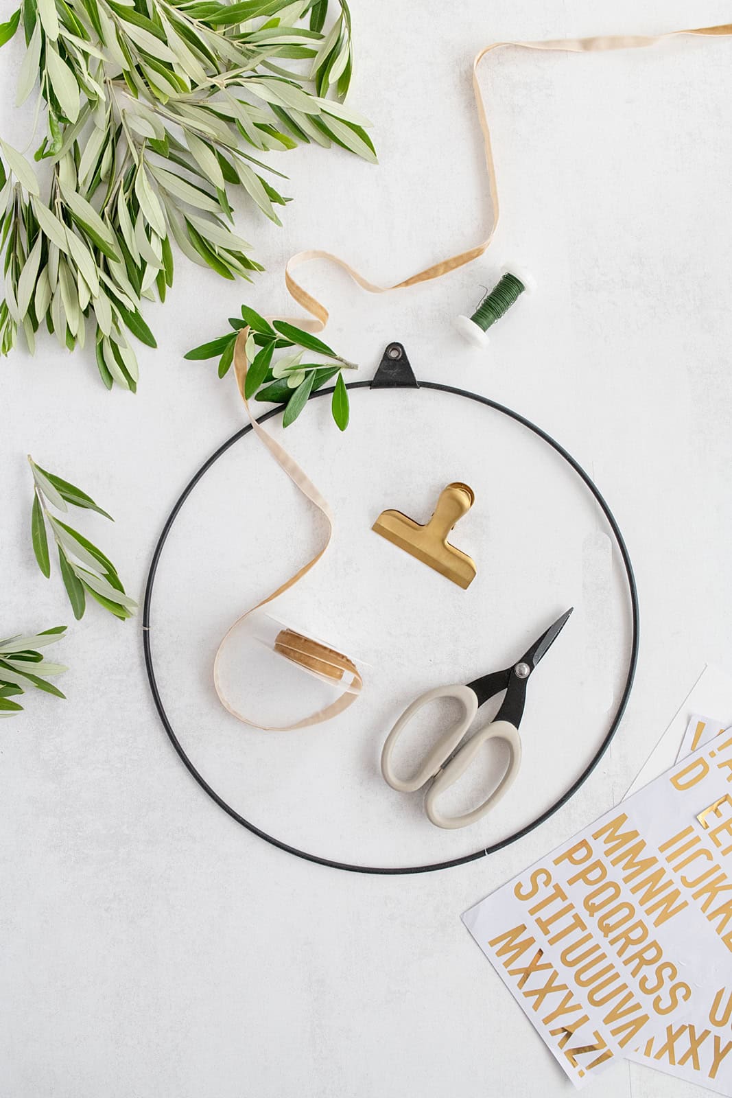 DIY Kranz aus Olivenzweigen selber binden