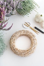 Einfacher Herbstkranz aus Heidekraut und Stacheldrahtpflanze