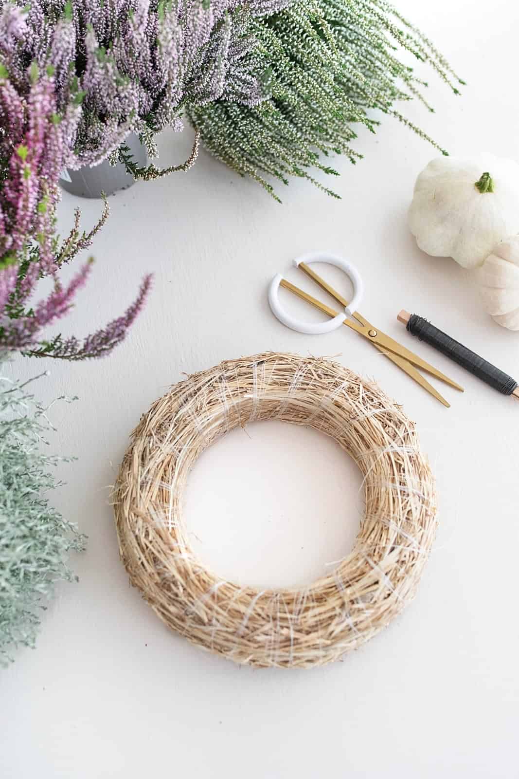 Einfacher Herbstkranz aus Heidekraut und Stacheldrahtpflanze