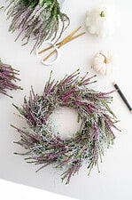 Einfacher Herbstkranz aus Heidekraut und Stacheldrahtpflanze