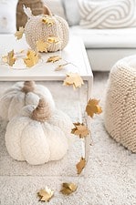 Goldene Lichterkette mit Herbstblättern