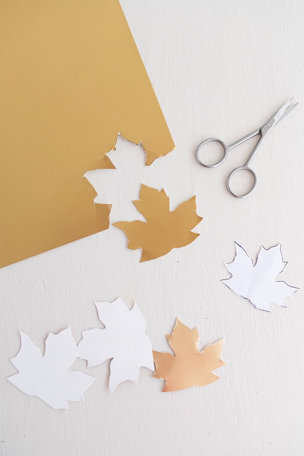 Goldene Lichterkette mit Herbstblättern