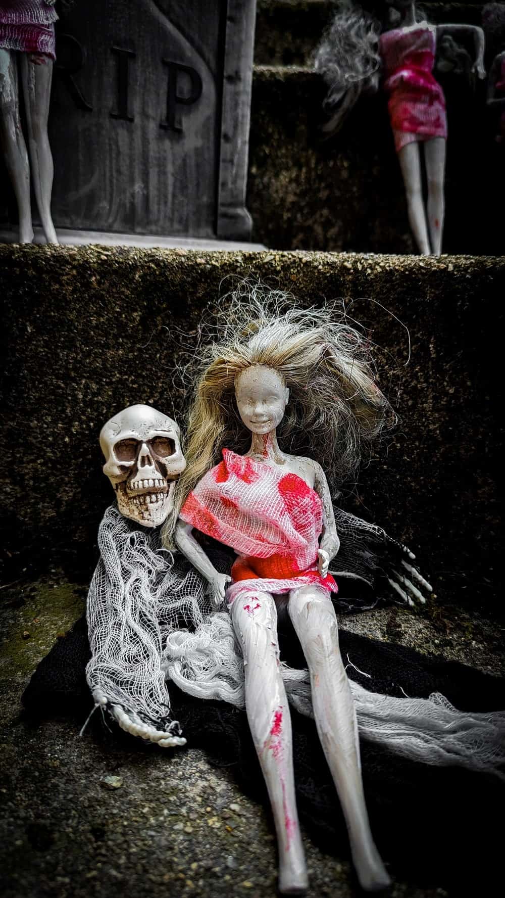 Halloween Deko – Zombie Barbies