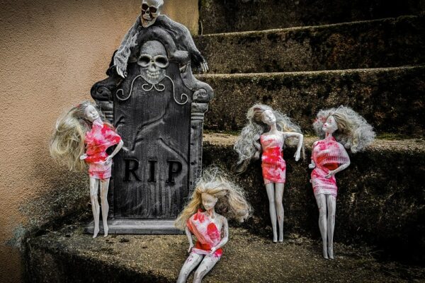 Halloween Deko - Zombie Barbies