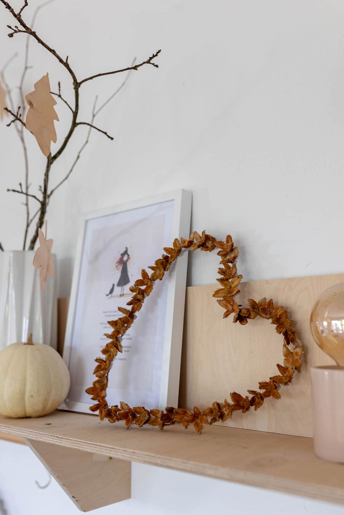 Basteln im Herbst mit Naturmaterialien: einfache und schnelle Bucheckern-Herzen