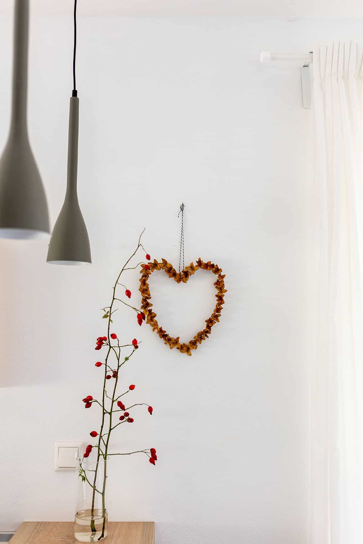 Basteln im Herbst mit Naturmaterialien: einfache und schnelle Bucheckern-Herzen