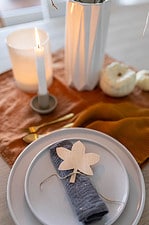 Kreative Herbst-Deko basteln: Hol dir den Scandi-Look mit einfachen Furnierholz-Blättern