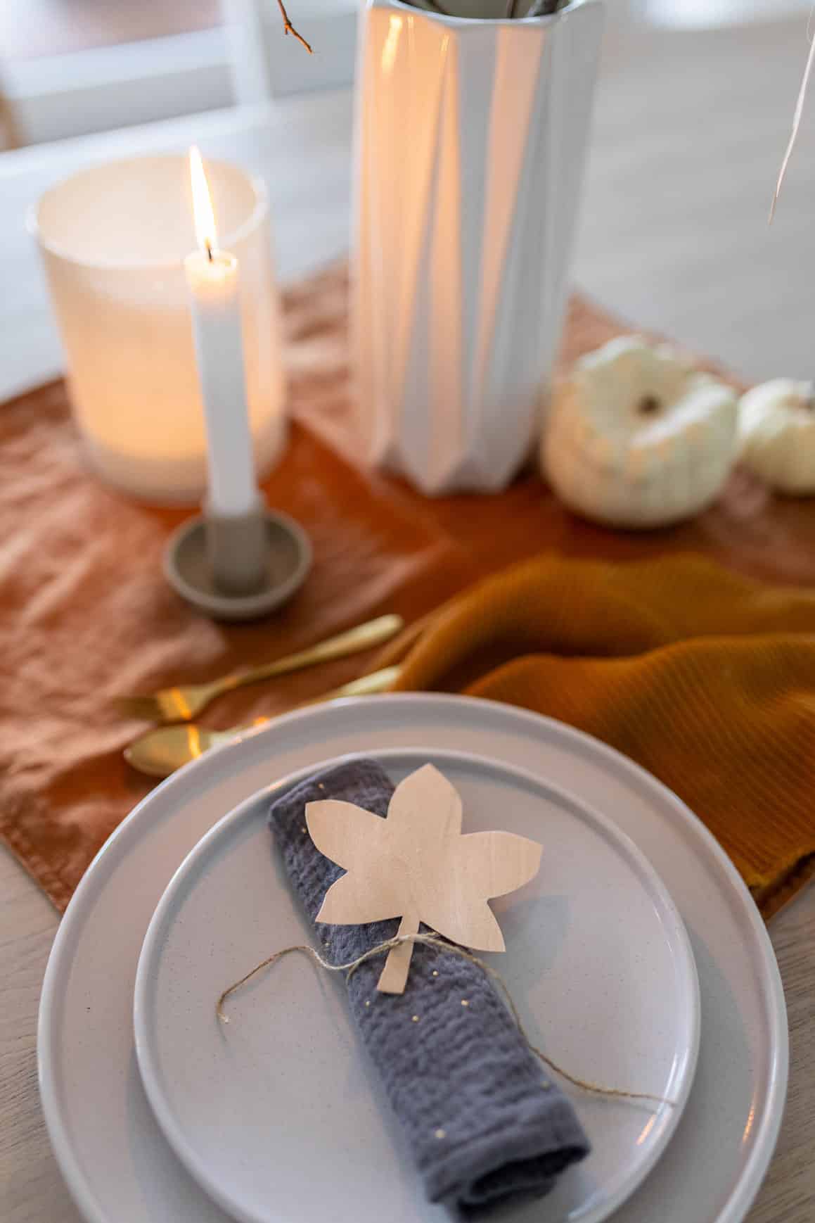 Kreative Herbst-Deko basteln: Hol dir den Scandi-Look mit einfachen Furnierholz-Blättern